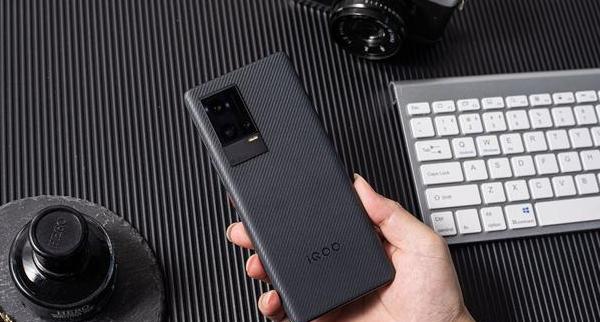 iqoo|发布不足一年直降1700,12GB+双芯+2K屏+微云台,终于等到了