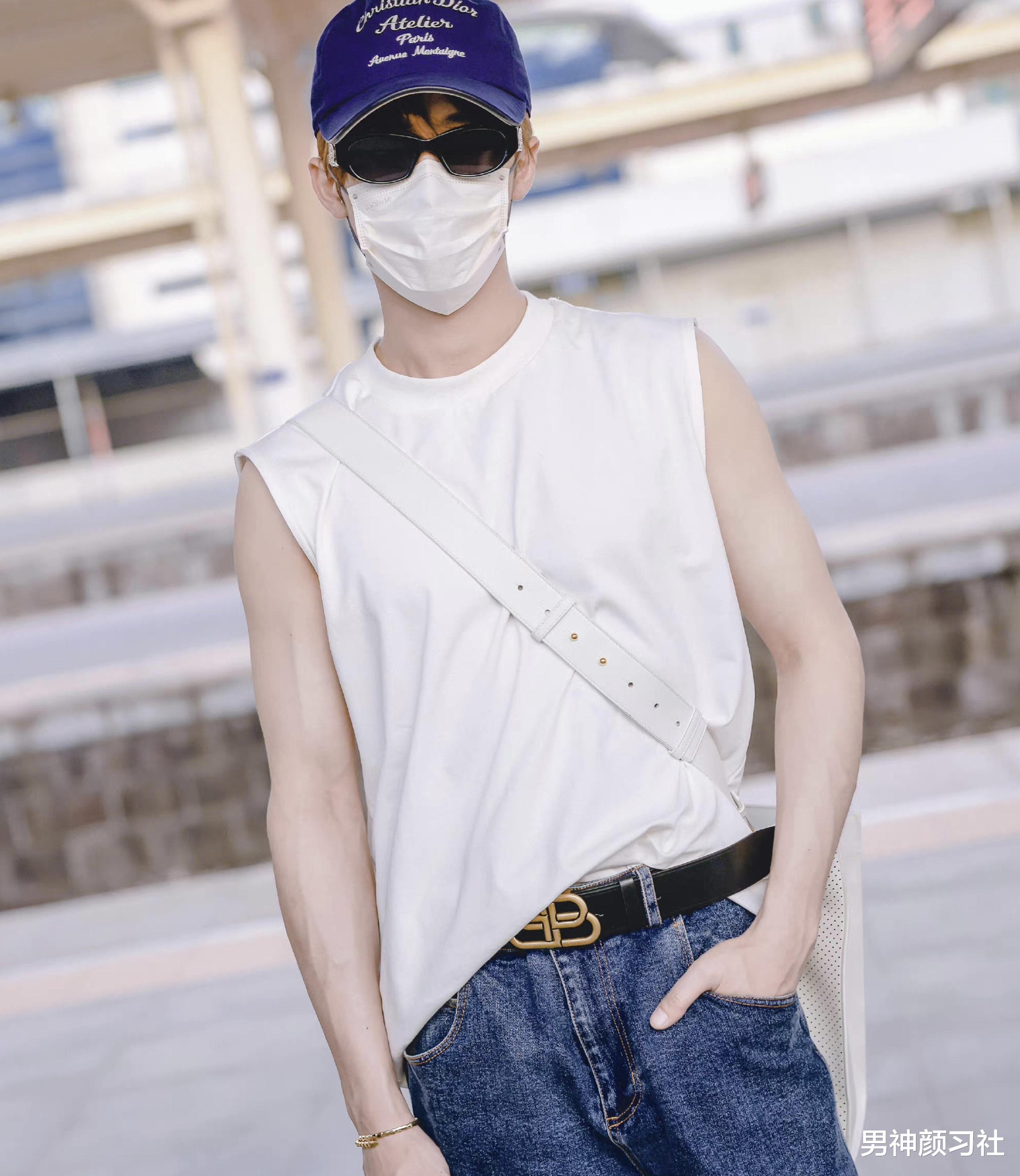 没肌肉就不能穿无袖？除非你穿的是你爸的“白汗衫”