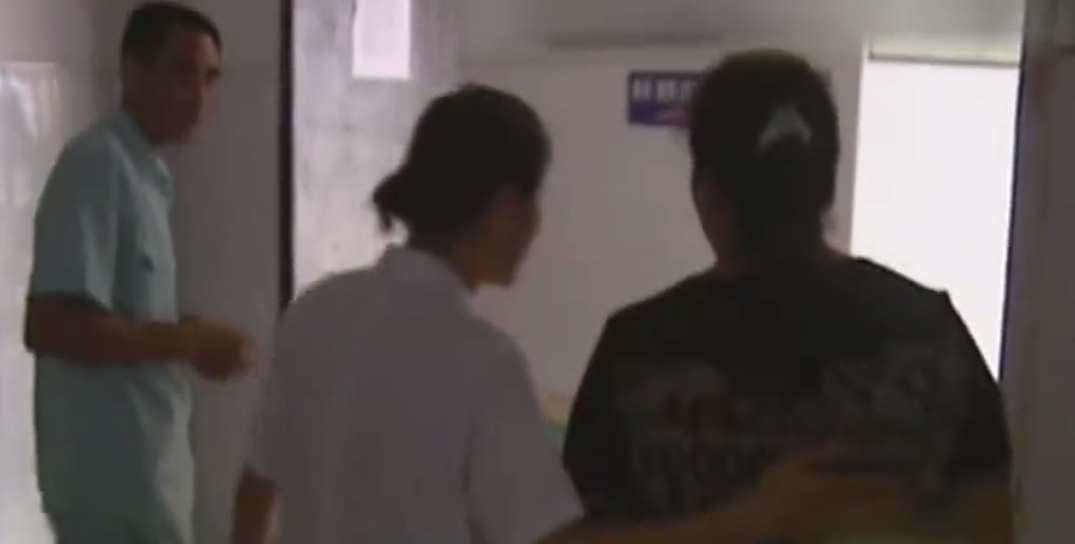 05年女子“怀孕”4年未生,还称可与胎儿对话,医生一看哭笑不得