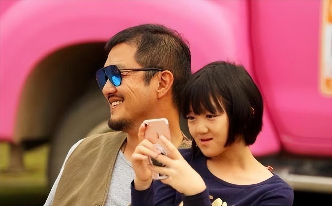 粉底 ?16岁李嫣近照曝光！抹红唇涂粉底妆容艳丽，白得发光模样气质大变！
