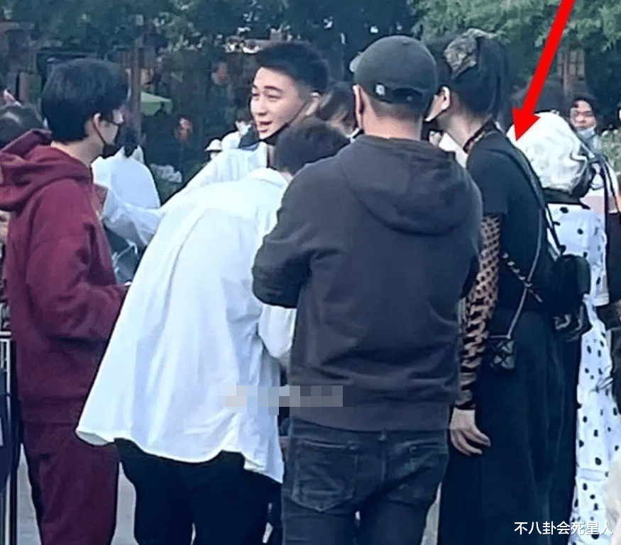 奚梦瑶|奚梦瑶一家三口罕现身，背4万包包，带3人随从排场大