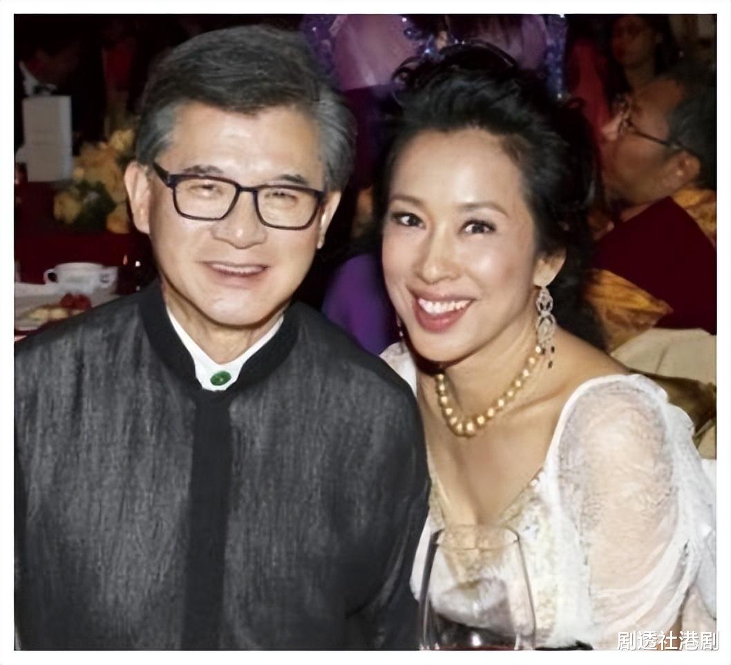朱玲玲|罕见同框!64岁朱玲玲与老公现身TVB晚宴,携手走过14年仍恩爱如初