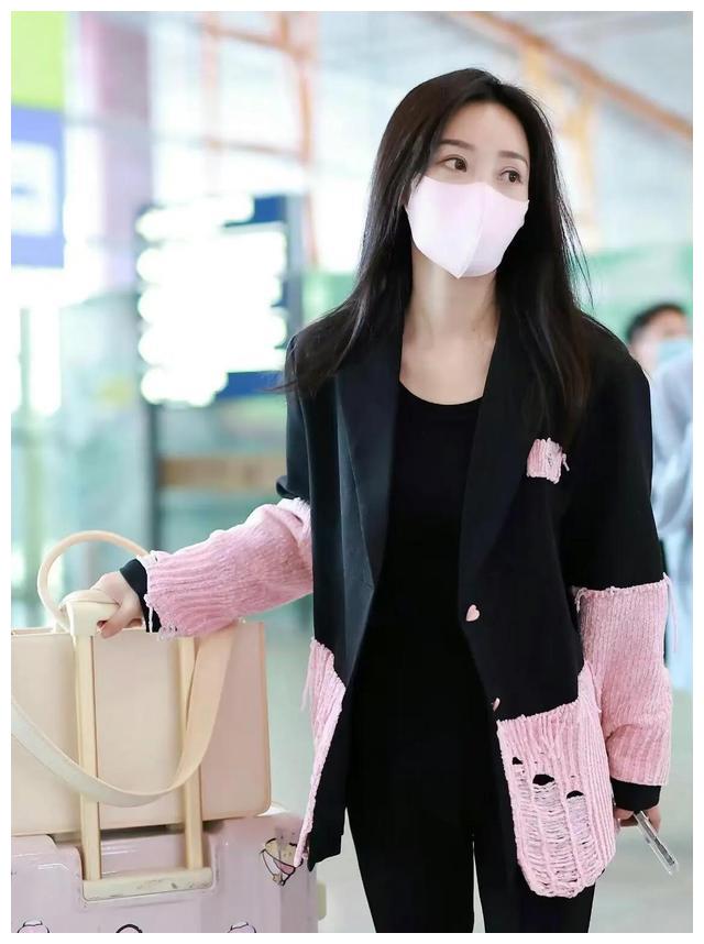 柳岩|41岁柳岩瘦到认不出来，穿最新秋款造型走机场，少女感十足