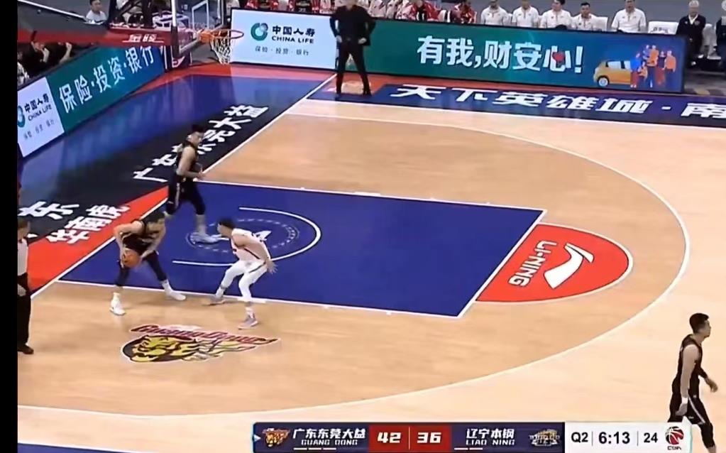 郭艾伦|杨鸣为何怒吼郭艾伦？郭艾伦砸球回应，他不该犯这种低级错误