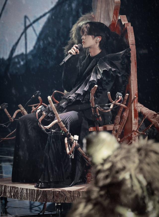 马叙伦|一骑绝尘！蔡徐坤演唱会服装被改为23年高定春夏款，时尚感超强