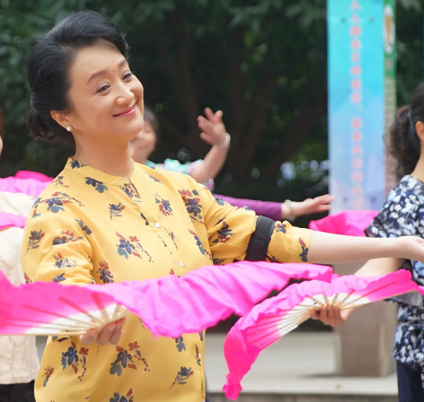 杨昆|60岁杨昆在地里跳广场舞，社保2500也很快乐，自曝无儿无女很后悔