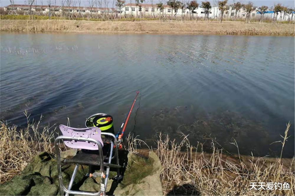 鲫鱼|寒冬天冷别急着封竿，天气和钓位这样选，天冷也能钓爆护