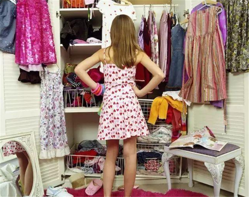 不管家里有多穷,衣柜中最好不要放4种衣服,看完提醒家里人