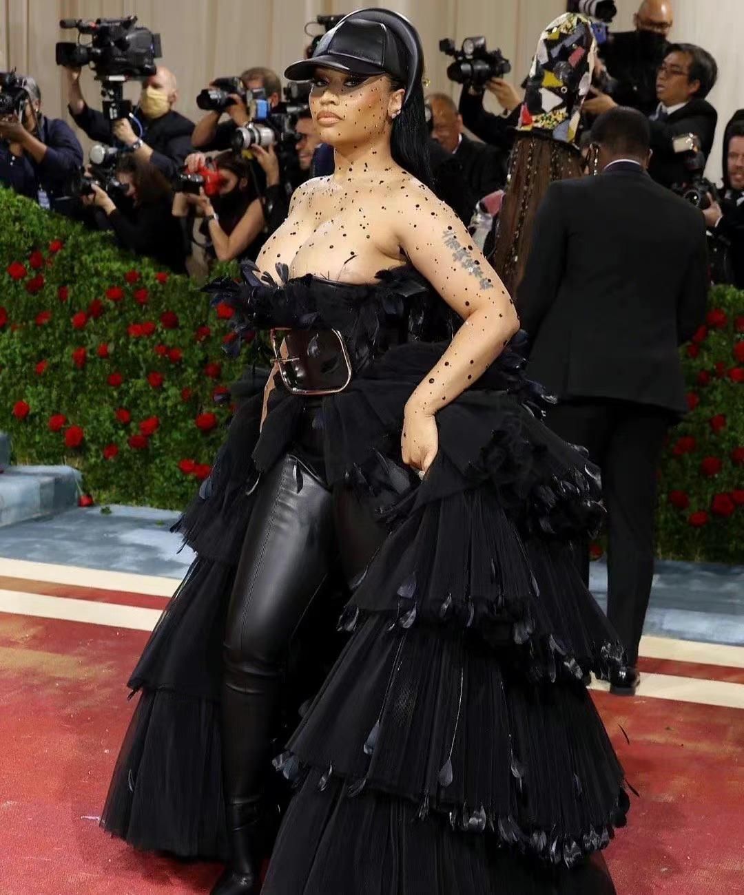 邓文迪|Metagla红毯翻车不断，邓文迪穿得像块布，卡戴珊全员表现黯淡