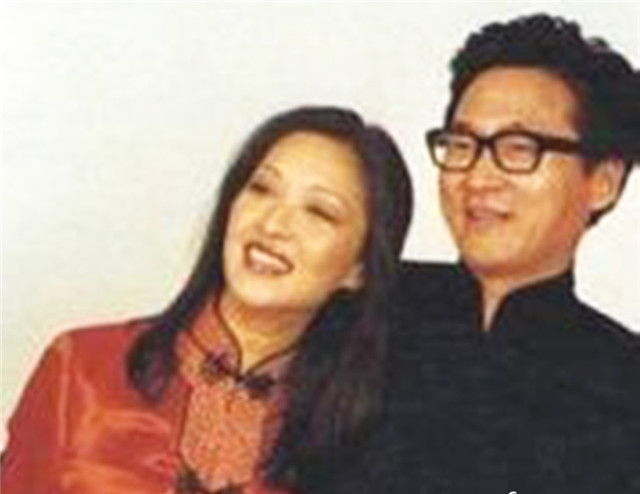 胡因梦|李敖第一次见胡因梦，盯她脚丫看半天，立马拿210万与女友分手！