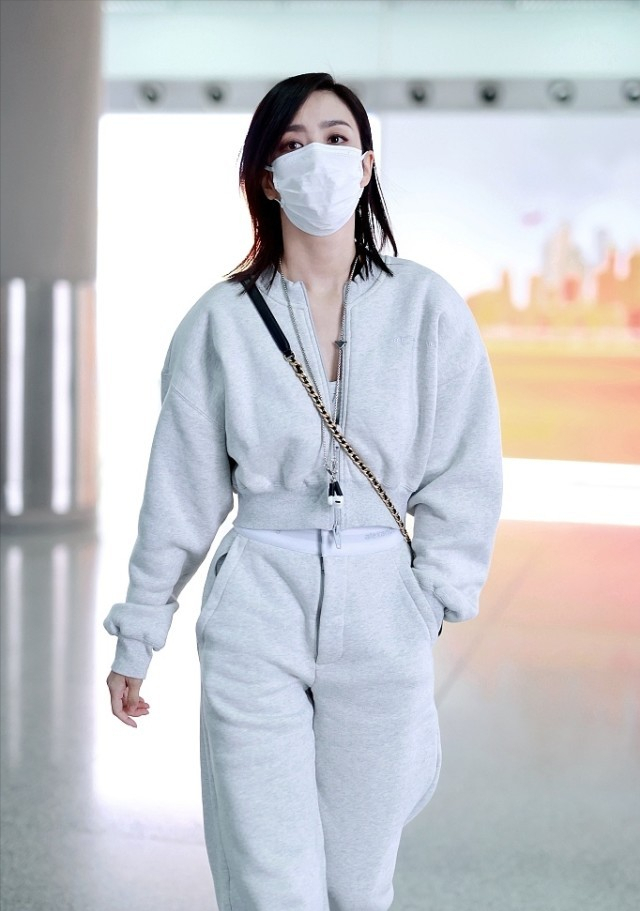 穿衣搭配|佟丽娅一笑甜到人心里了,穿香芋紫色卫衣扮嫩不违和,清纯又养眼