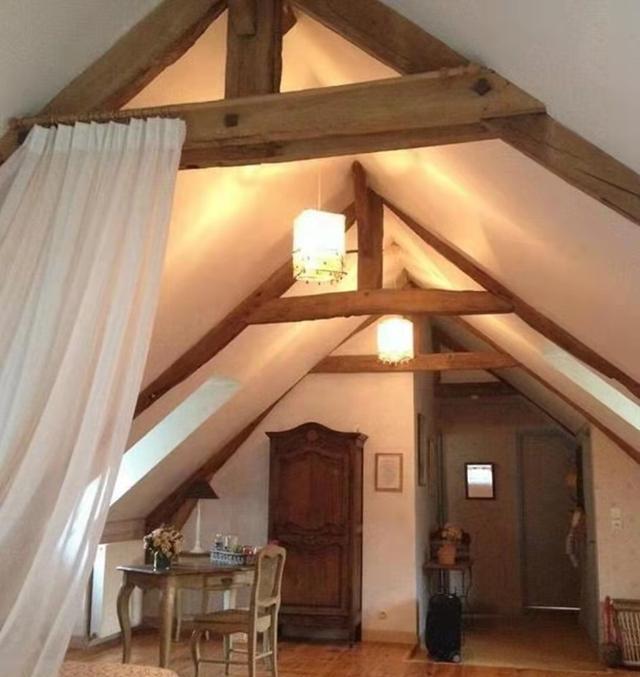 参观袁立现实的豪宅,卧室装了三角形吊顶,住着太奇怪了