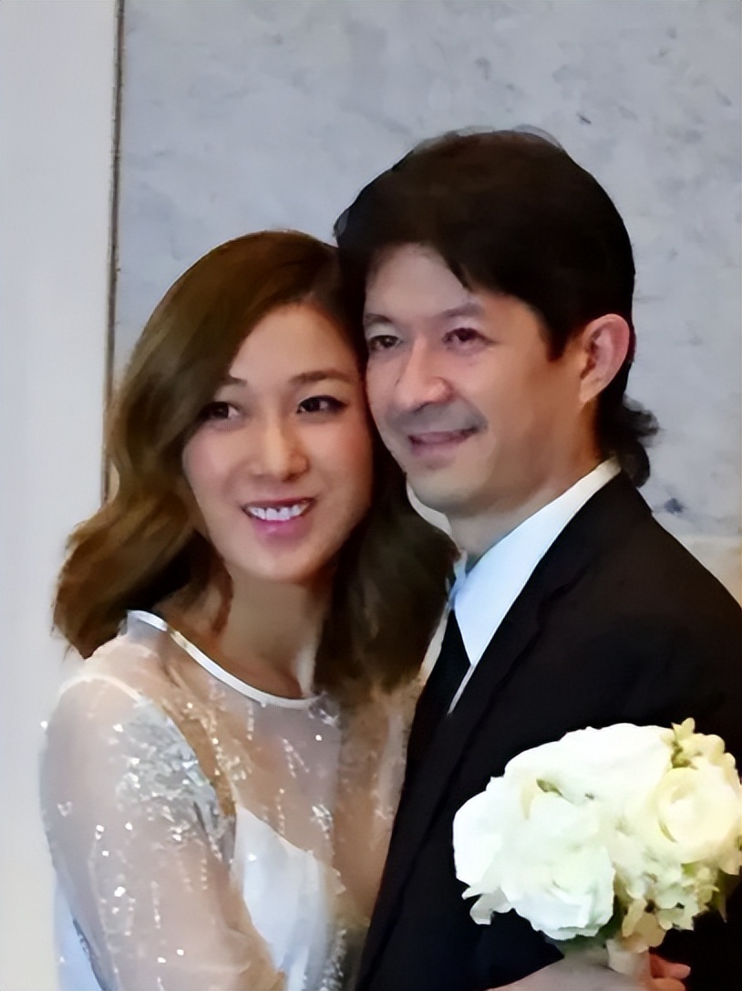 赵丽颖|钟嘉欣挺三胎孕肚遛娃，被赞人靓性格好，与丈夫定居国外生活惬意