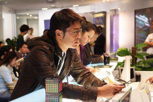 褚栓忠|《保持通话》这部电影抨击了现在的人与人相交，过于不信任的现状