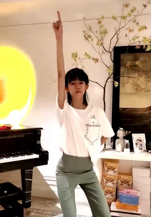 陆毅|陆毅14岁的女儿腿太长！身材太瘦裤子显松垮，一双胳膊细到似竹竿