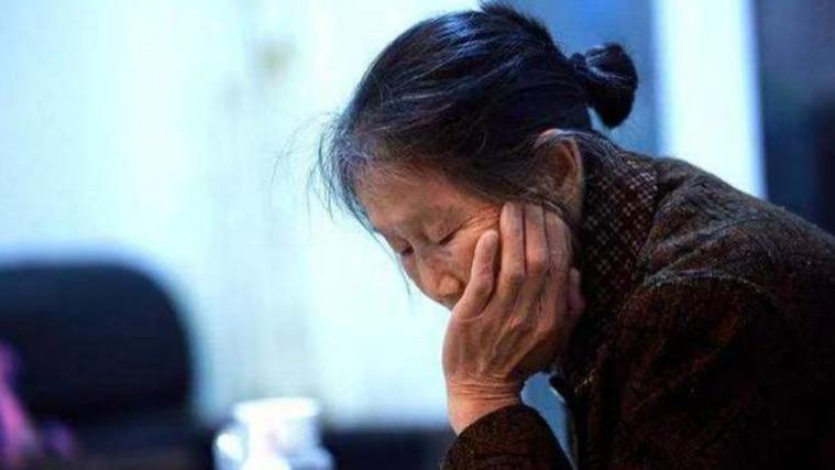 老人无偿照顾两个孙子多年，儿子儿媳早已离婚，抛下幼子生而不养