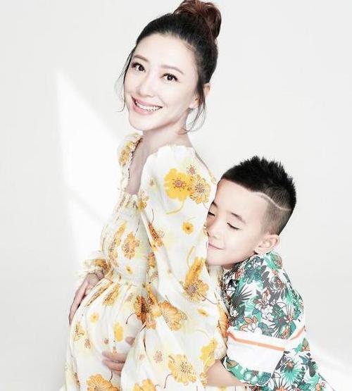 应采儿|38岁应采儿生病住院,头发稀疏面容憔悴,却被网友喊话多捐款