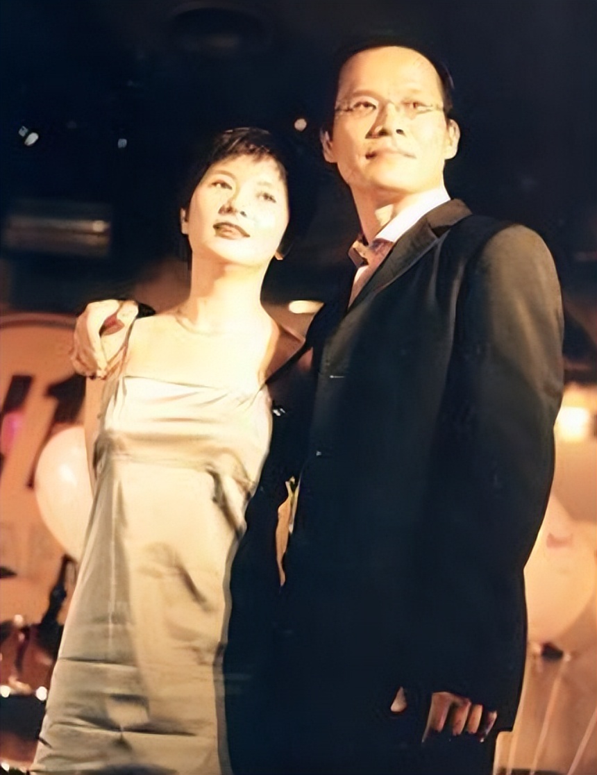 张艺谋|十位被抛弃的“娱圈糟糠妻”,个个贤良淑德,个个青春喂狗,悲凉