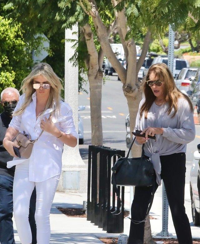 金·卡戴珊|卡戴珊72岁变性爸爸亮相，骨骼变形青筋突兀，26岁女友丰唇太夸张