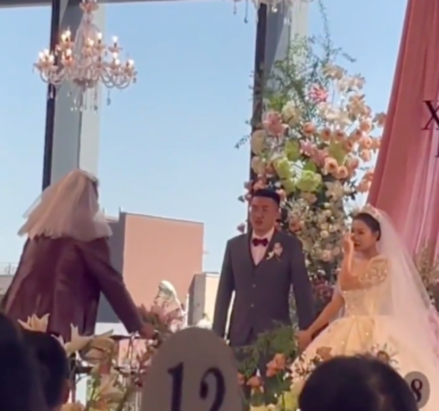 8旬姥姥戴头纱拄拐为新人送婚戒，新娘：想帮姥姥圆穿婚纱的梦，当时连服务员都在哭