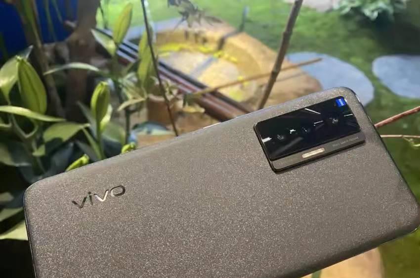 芯片|上市仅4个月，跌价1000元，微云台主摄+6nm芯片+4400mAh