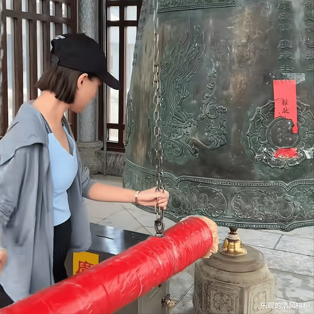 何超莲|31岁的何超莲小腹隆起，疑似怀孕，网友直呼爱情长跑终于有了结局