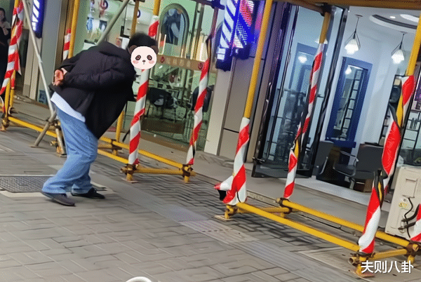 男子理完发嫌太丑,在店门口骂了半小时,网友:做了我不敢做的事