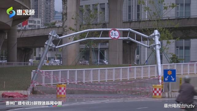 惠州:2个月被撞4次 这个限高龙门架有点“惨”