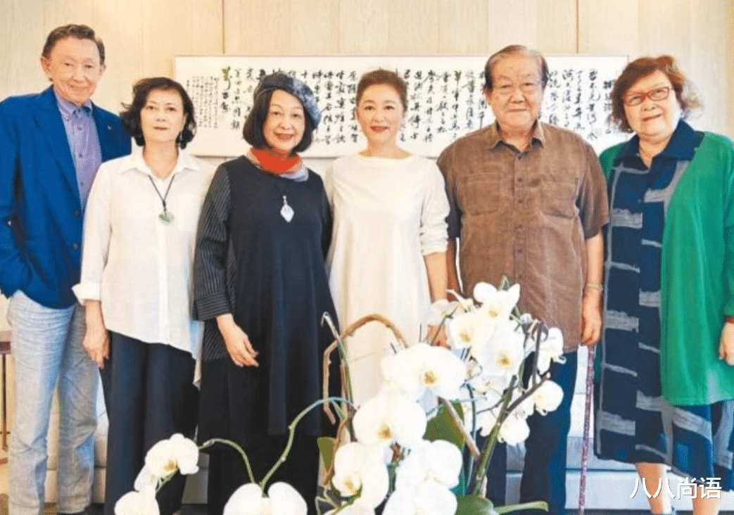 面包 林青霞终于换发型！掀起刘海扎马尾辫更贵气，曾花10000元剪短发