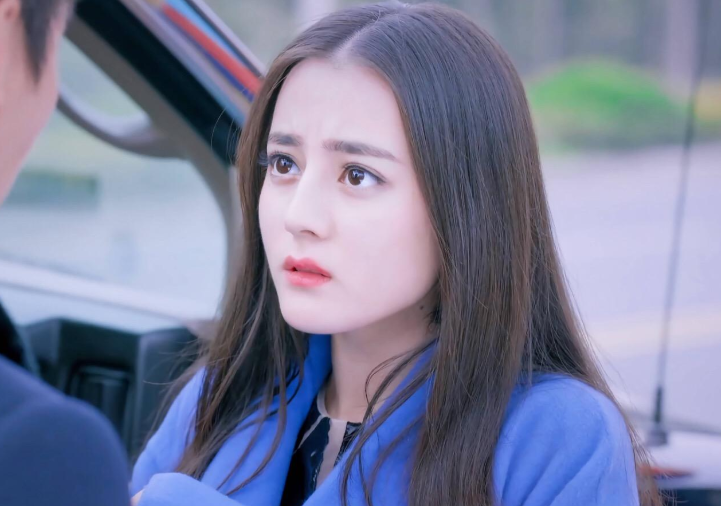 肖战|迪丽热巴和素人同框，皮肤白嫩，五官亮眼，不愧是女明星