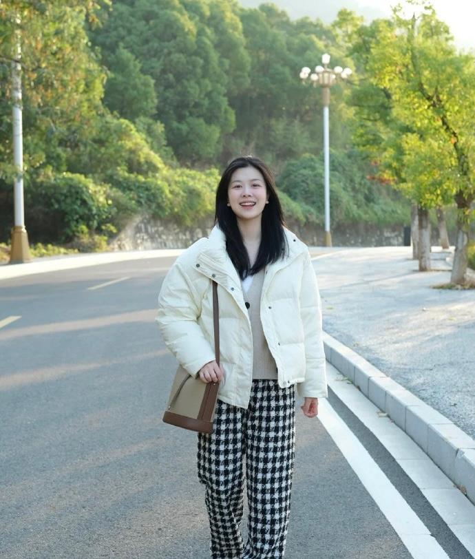 穿衣搭配|别再穿黑色了，多试试“高级白”，实用还提升品位