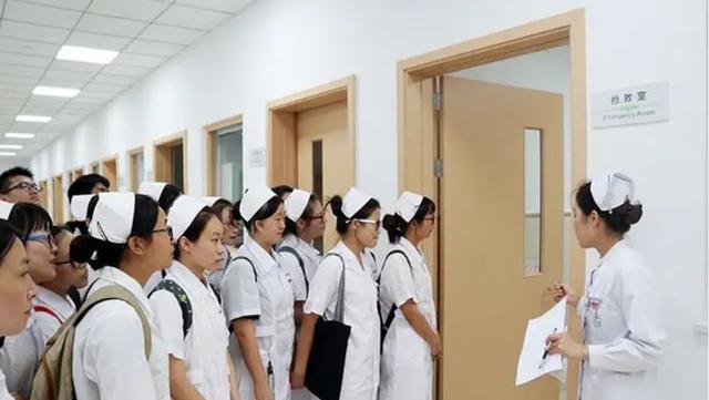 教师|高考二本分数的女生,志愿选学护理还是师范?未来差距有点大