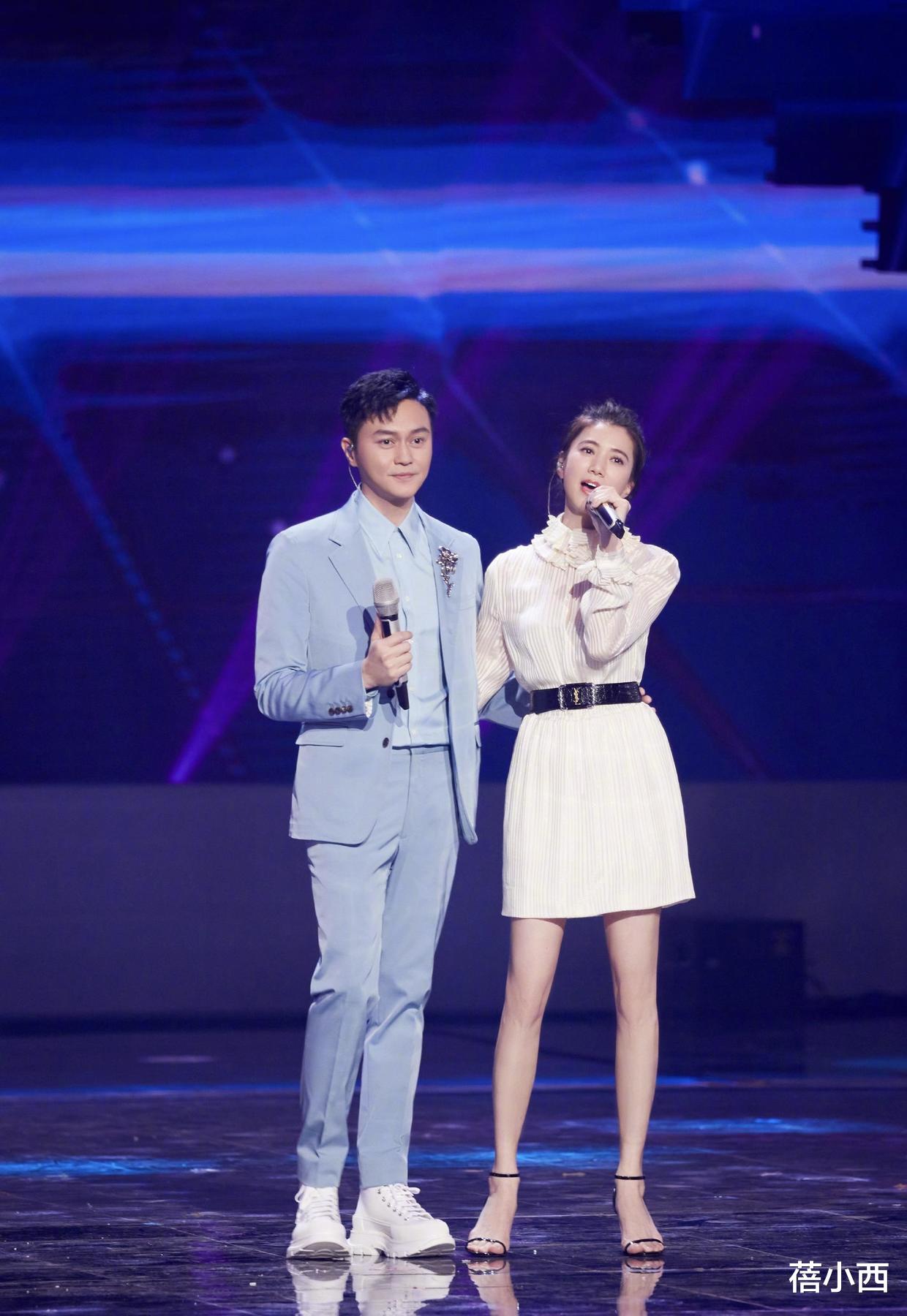 袁咏仪|袁咏仪张智霖不愧是“神仙眷侣”,穿牛仔外套走机场,低调又大气