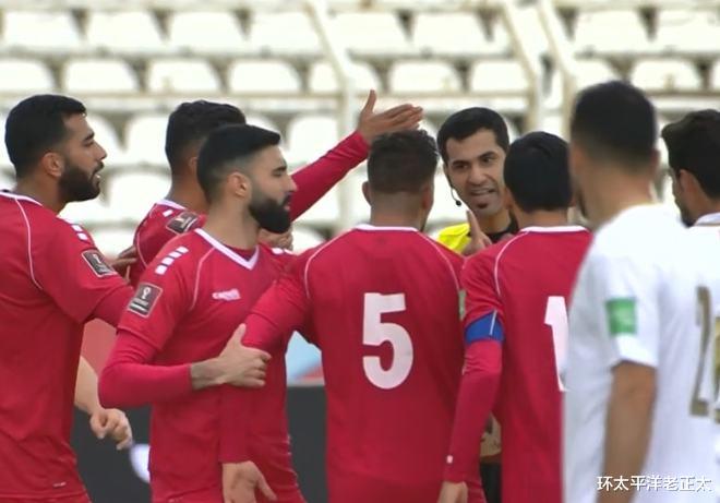 国足|0-3！亚洲第15恐遭FIFA重罚，球迷投掷杂物被清场，国足苦主首胜