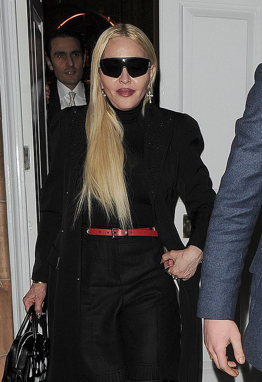 周迅|64岁麦当娜无滤镜近照曝光，双下巴垂到脖子，保养过度变橡胶脸