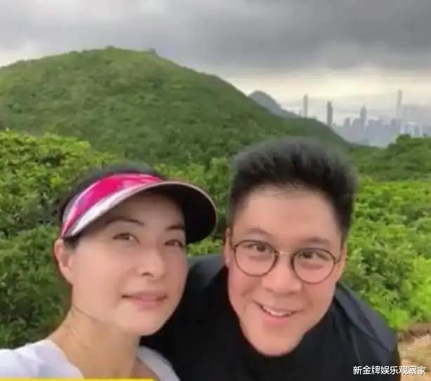 郭晶晶|40岁郭晶晶晒素颜照,戴防晒帽衣着接地气,阔太爬山爬出人生感悟