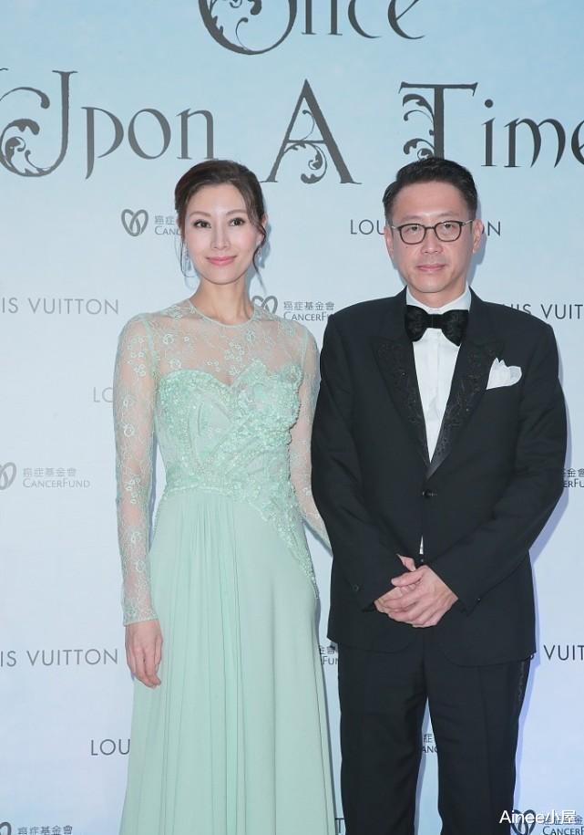 贾玲|李嘉欣挺会扮嫩的，穿薄荷绿薄纱裙挡不住身材，身高直逼老公