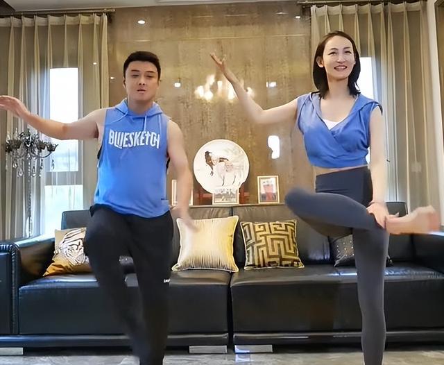 王皓|王皓一家4口跳健身操！35岁娇妻运动范十足，2儿子长相酷似爸爸