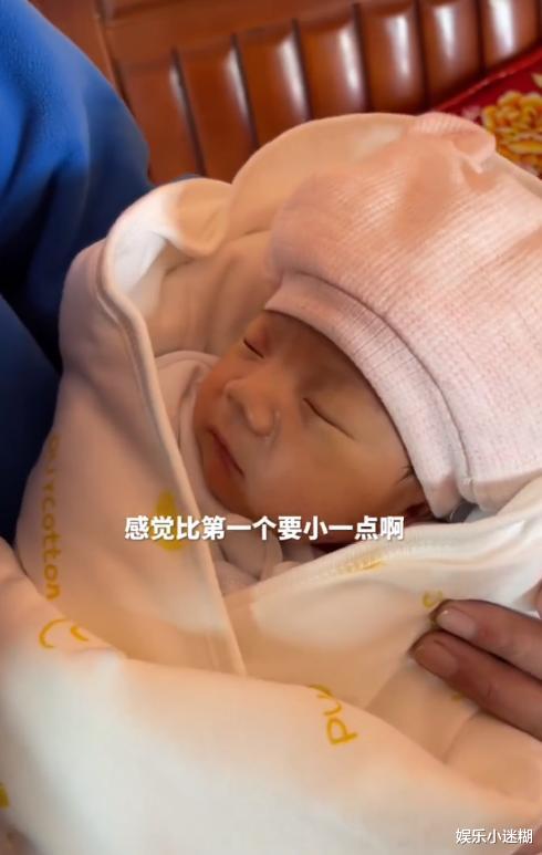 二胎|牛爱芳二胎正脸曝光!小脸圆润有光泽,网友:果然是租的