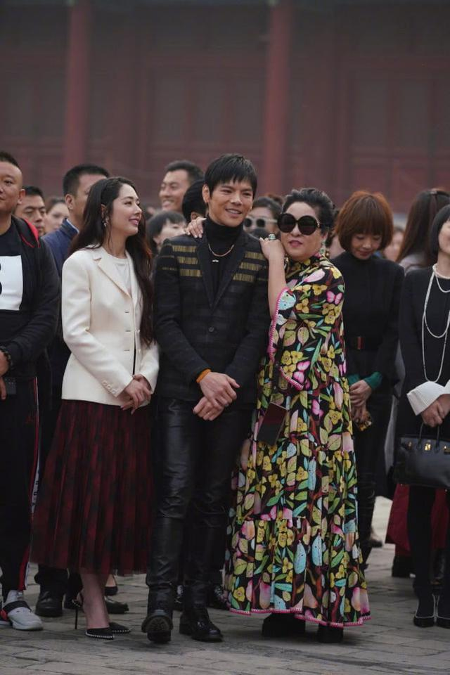 向太|向太穿碎花裙亮相活动！喜得金孙笑开怀，同台何超琼单身未育超美