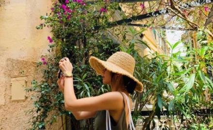 宋慧乔|宋慧乔复出拍戏照曝光，身材暴瘦靠穿阔腿裤遮，神情冷漠不见笑容