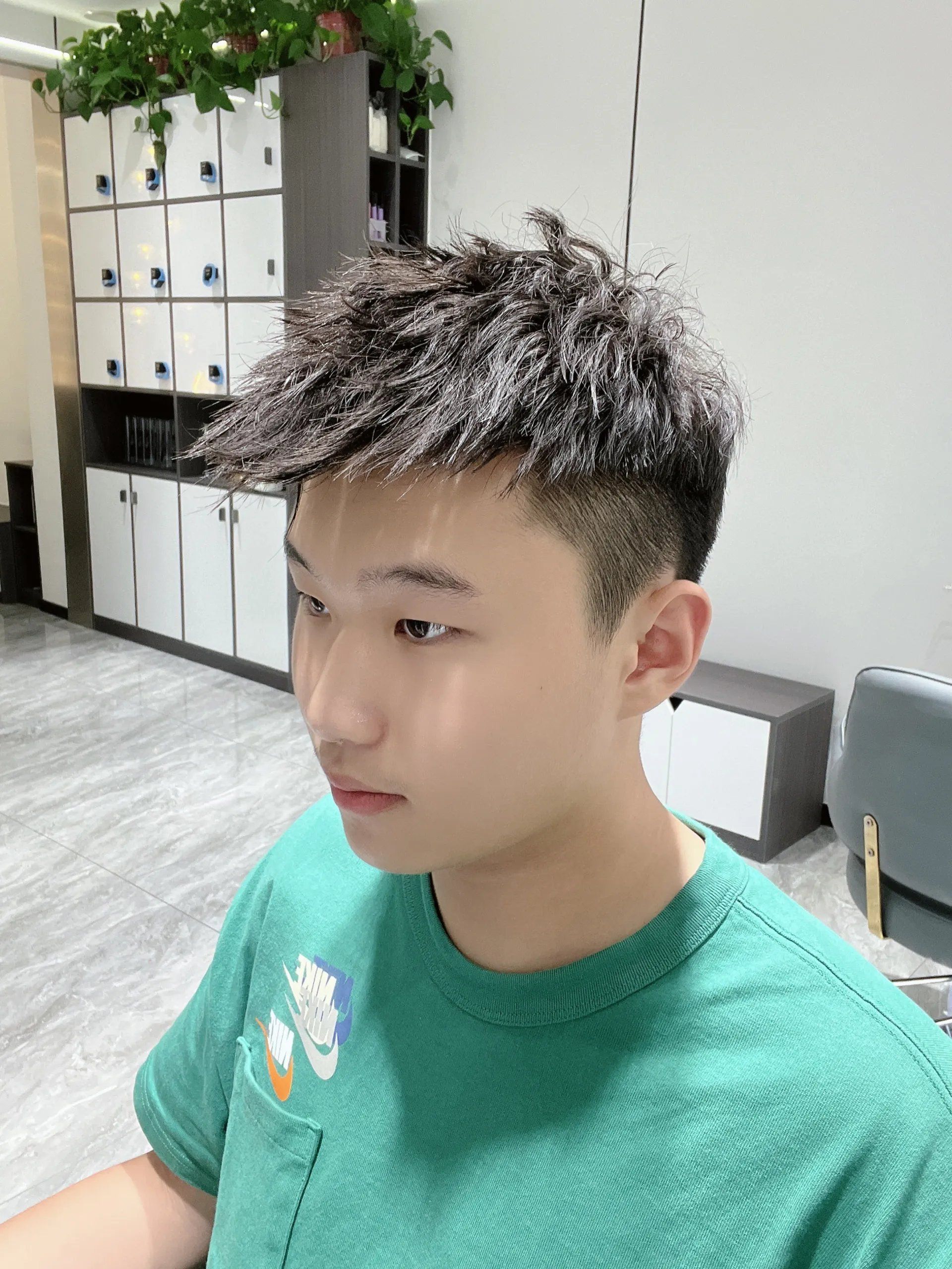 男士发型 今夏爆火男士发型16款，剪短烫烫真帅气，很多男士都在尝试