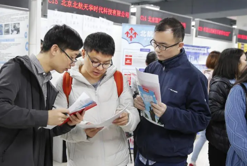 大学生|谈双休等于没事业心？HR扬言老板最讨厌谈双休的，大学生直接回怼