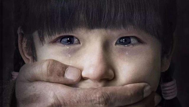 人贩抱着男孩就要溜,孩子情急之下喊出4个字,人贩丢下小孩就跑