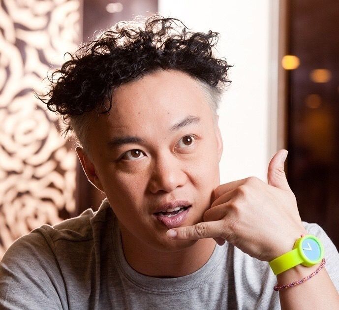 发型 男人到了中年别乱剪头发，这3种“发型”记得避开，油腻又掉气质