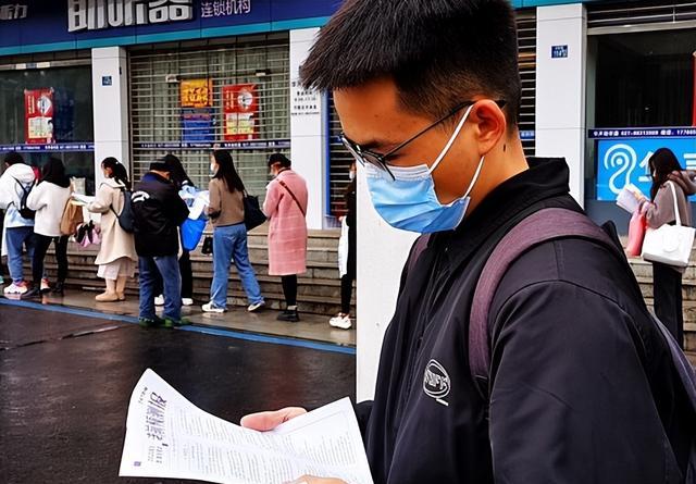 |“高考很重要,因为公务员考试看重学历”,总感觉这话哪里不对劲