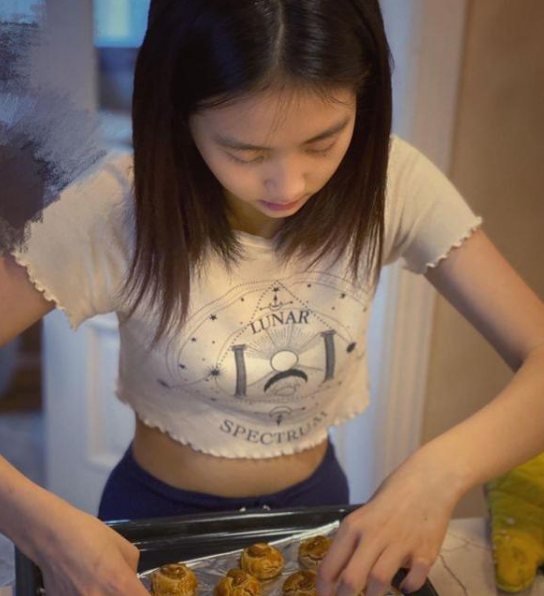 陶虹|黄多多自拍惹争议,染发红唇妆容成熟,网友:眼神很压抑