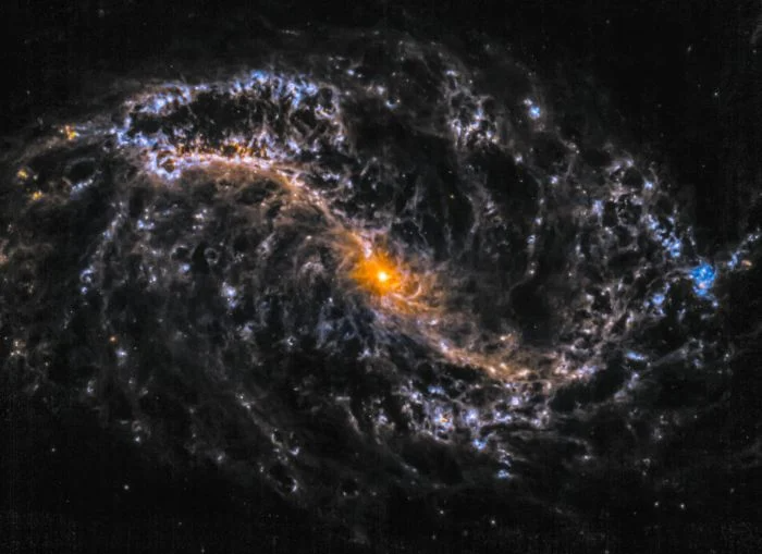 詹姆斯·韦布空间望远镜令人惊叹的星系图像看起来像一个虫洞