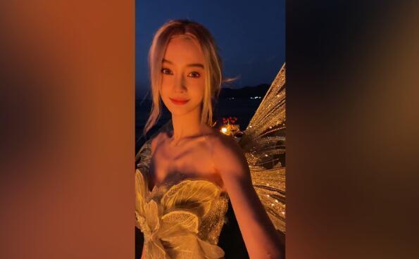 baby更新“精灵”美照！穿抹胸裙勾勒优越身材，大翅膀下像小仙女