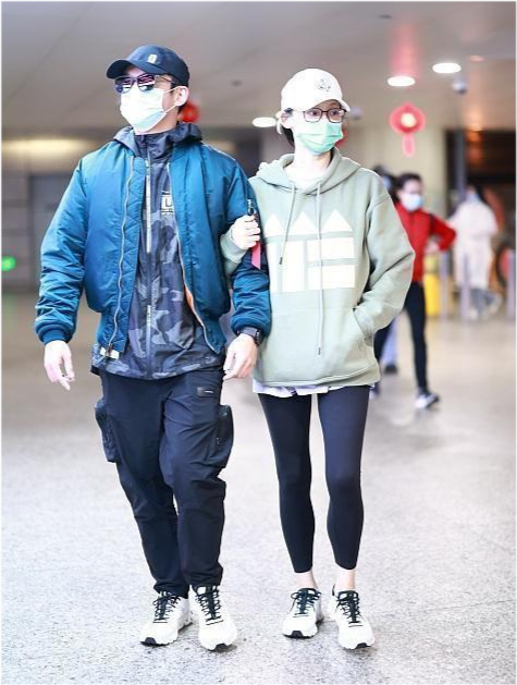 毛晓彤|郑恺一家三口现身机场，与苗苗穿情侣鞋挽臂同行，女儿小脸曝光超可爱